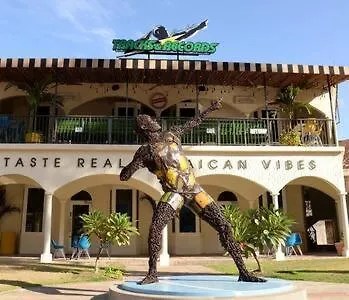 Villa Hospitality Expert Stonehenge:5br Villa/chef/beach Montego Bay