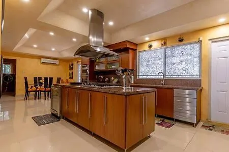 Hospitality Expert Stonehenge:5br Villa/chef/beach Montego Bay