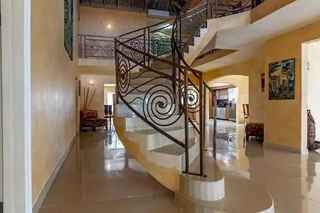 Villa Hospitality Expert Stonehenge:5br Villa/chef/beach Montego Bay