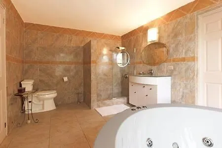 Hospitality Expert Stonehenge:5br Villa/chef/beach *